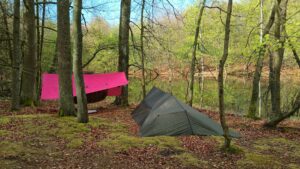 Baiza Hogo to tarp ultralekki, wytrzymały, przemyślany, a także gotowy na każdą pogodę oraz niejedną przygodę. Produkt powstaje w pracowni WYDRA 13. Tarp rozpięty na ziemi z maksymalnym wykorzystaniem punktów mocowań.